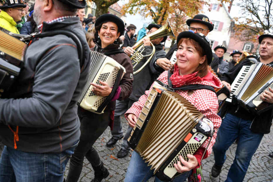 Rückblick: Am 11.11. ziehen Musiker der Narrenzunft Bad Waldsee zum Narrenbrunnen.