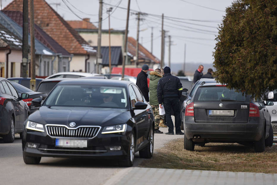 Ermittler stehen vor dem Haus, in dem der Investigativ-Journalist Kuciak und seine Verlobte erschossen wurden.