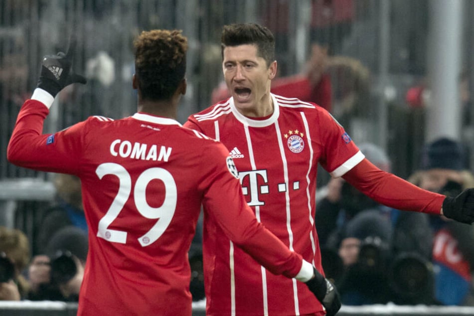 Kingsley Coman und Robert Lewandowski (r.) sollen sich beim Training des FC Bayern heftig gestritten haben. (Archivbild)