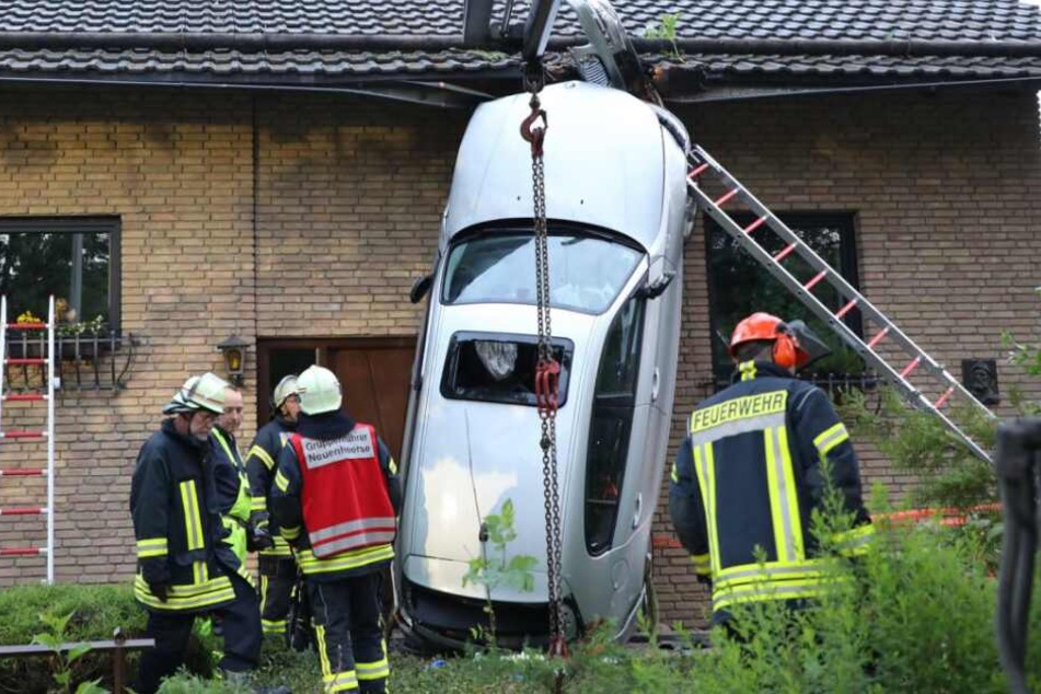 Kurioser Unfall: Auto landet senkrecht an Hauswand