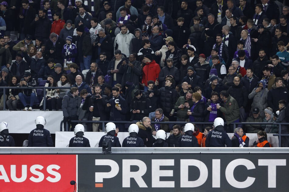 Escándalo en la Europa League Cientos de aficionados se pelean en el estadio, el árbitro reacciona inmediatamente