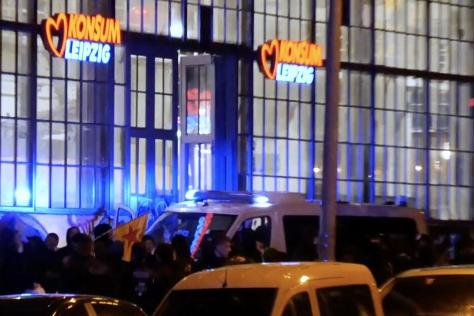 Vor dem Konsum auf der Karl-Heine-Straße kam die Demonstration zum Stehen.