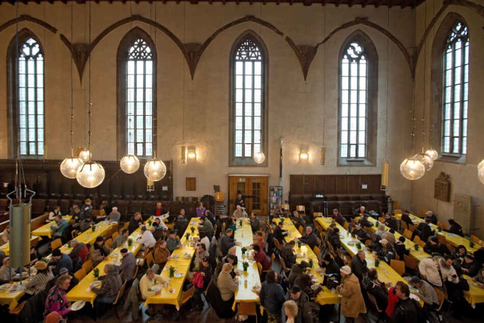 Die Stuttgarter Leonhardskirche bietet Mahlzeiten für Hilfsbedürftige an. (Archivbild)