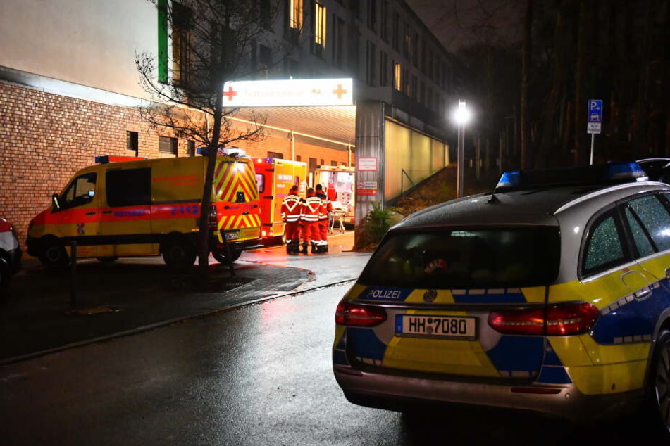 Rettungswagen und Polizei stehen vor dem Krankenhaus.