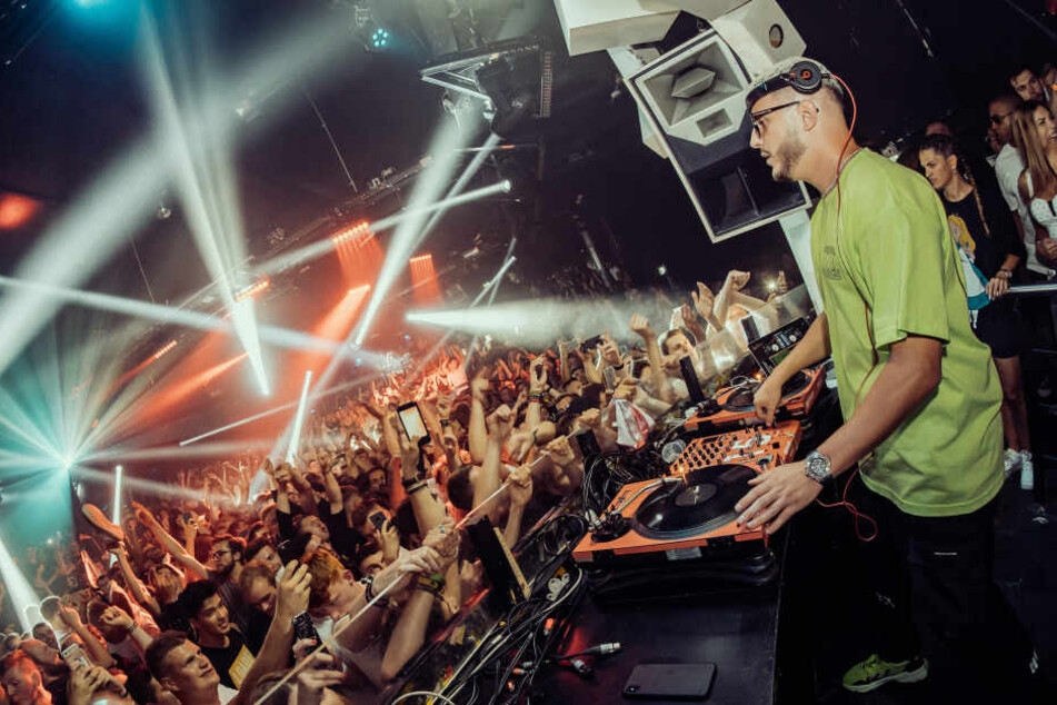 DJ Snake legt im Kölner Club "Bootshaus" auf.