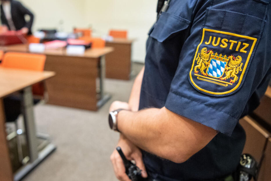 Ein 63 Jahre alter Heilpraktiker und Volkswirt musste sich in Nürnberg vor Gericht verantworten. (Symbolbild)