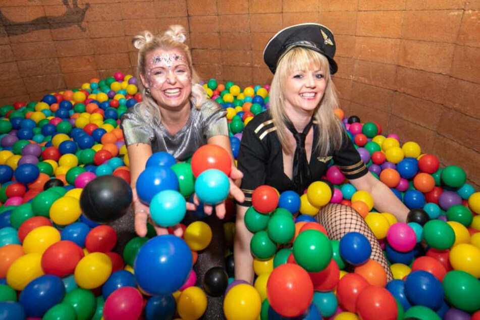 "Pilotin" Tina (36, re.) mit Freundin Anni (26) im Bällebad.
