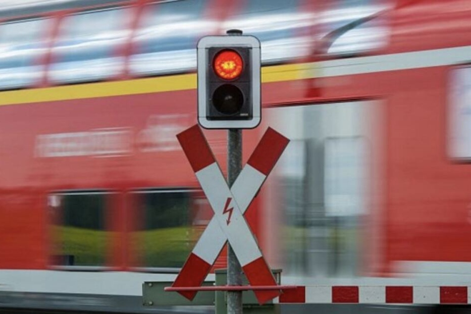 Die Schranke war geschlossen, trotzdem lief die Frau auf die Gleise. (Symbolbild)