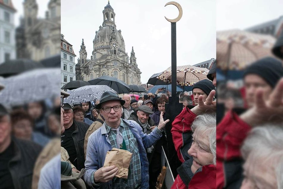 Auf dem Neumarkt provozierte Uwe Steimle (54) im Mai mit einem Fernsehturm, der einen Halbmond auf der Spitze trug.