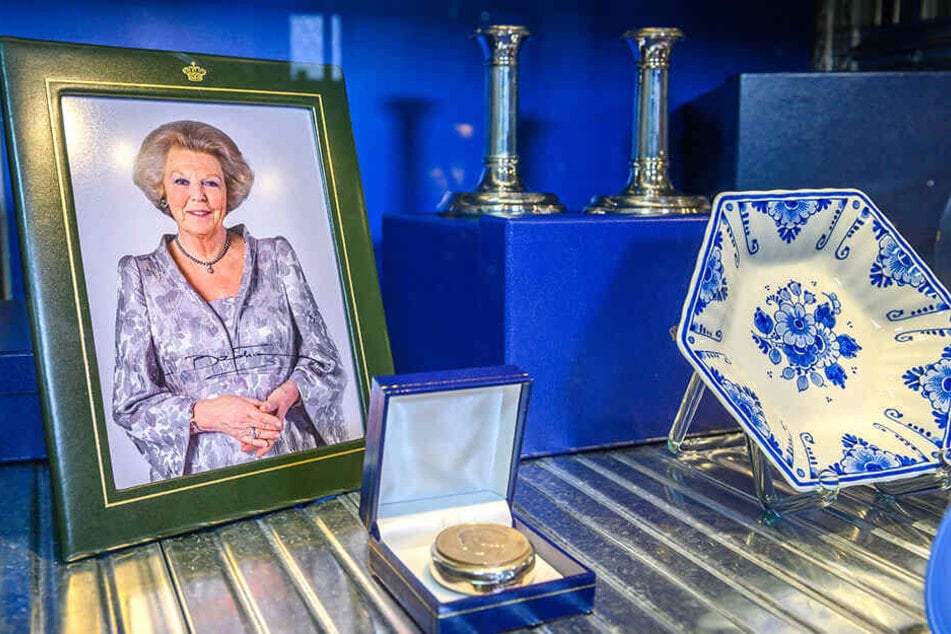 Geschenke der niederländischen Königsfamilie. Darunter ein signiertes Porträt von Königin Beatrix 2011 für MP Tillich.