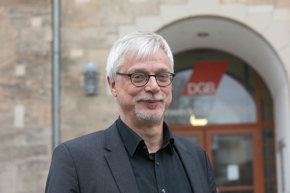 Markus Schlimbach vor dem Volkshaus am
Dresdner Schützenplatz. In dem Gewerkschaftshaus
sitzt der sächsische DGB.