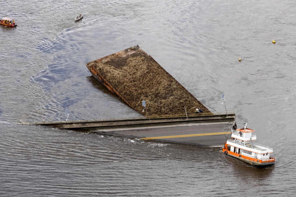 Ein riesiges Teilstück der Brücke stürzte ins Wasser.