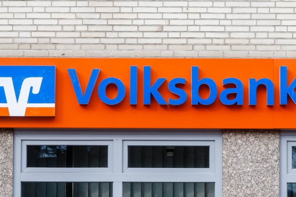 Der Täter überfiel eine Filiale der Volksbank in Asemissen. (Symbolbild)