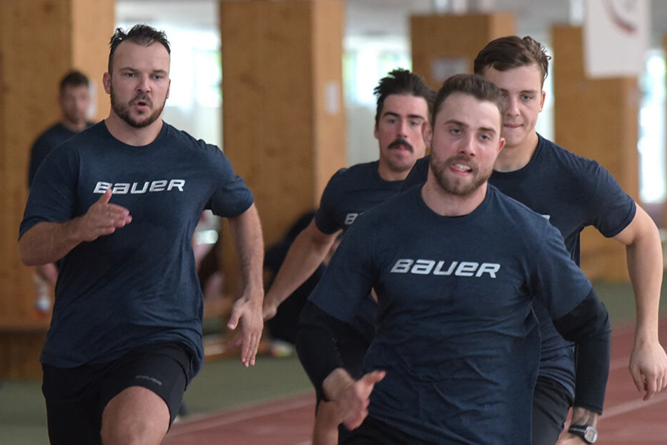 Steven Rupprich (v.l.), Dale Mitchell, Florian Proske und Arne Uplegger kämpften beim 200-Meter-Lauf. Keiner ließ sich hängen.