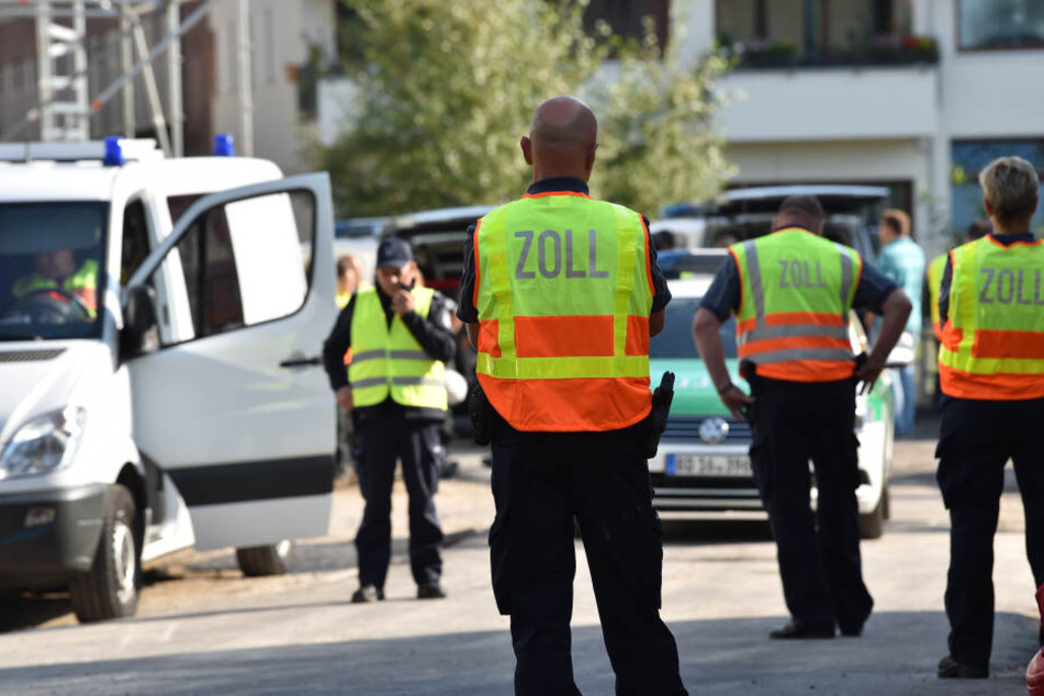 Seit dem frühen Mittwochmorgen sind 1900 Beamte im Einsatz, wie hier in Berlin-Stralau.