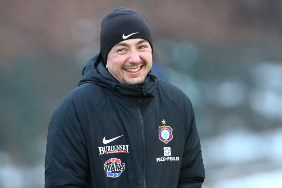 Trainer Daniel Meyer konnte trotz Kälte lachen. Seine Mannschaft zeigte beim 4:2 gegen Jena eine ordentliche Leistung.