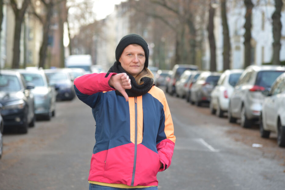 Die Hübschmannstraße auf dem Kaßberg ist schon mittags zugeparkt. Grünen-Stadträtin Christin Furtenbacher (34) findet das nicht gut.