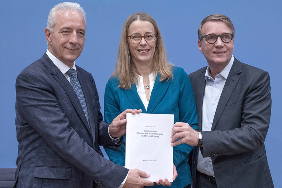 Die Vorstandsmitglieder der Kohlekommission präsentieren ihre Vorschläge: Sachsens ehemaliger Ministerpräsident Stanislaw Tillich (59, v.l.), Umweltforscherin Barbara Praetorius von der HTW Berlin und Bahnvorstand Ronald Pofalla (59).