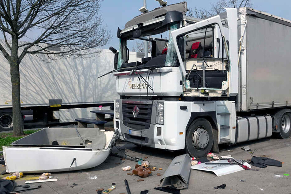 Das Dach wurde abgerissen und neben den Laster geschleudert.