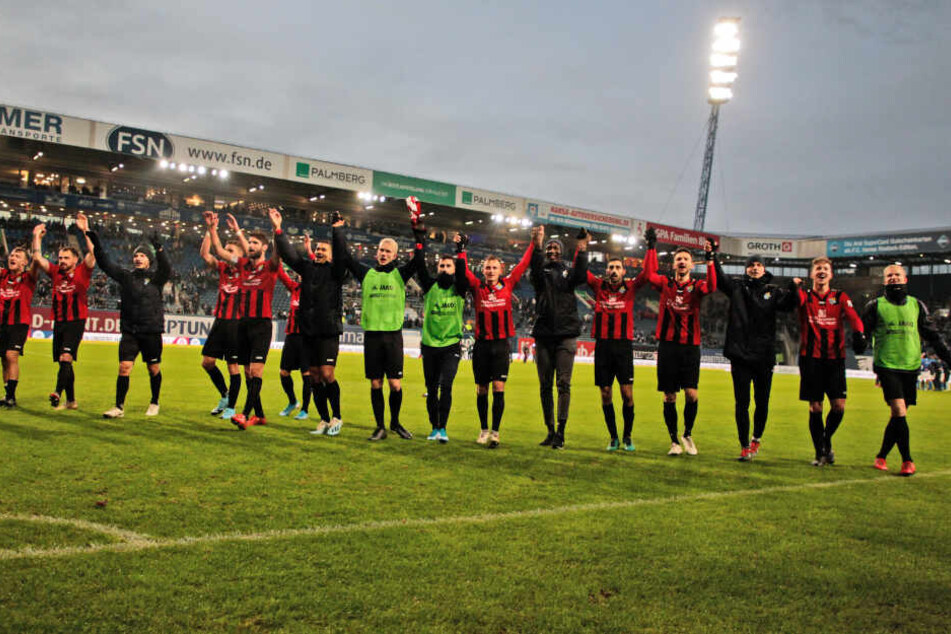 Sachsenjubel an der Ostsee: Die Chemnitzer feierten den Auswärtssieg bei Hansa Rostock.