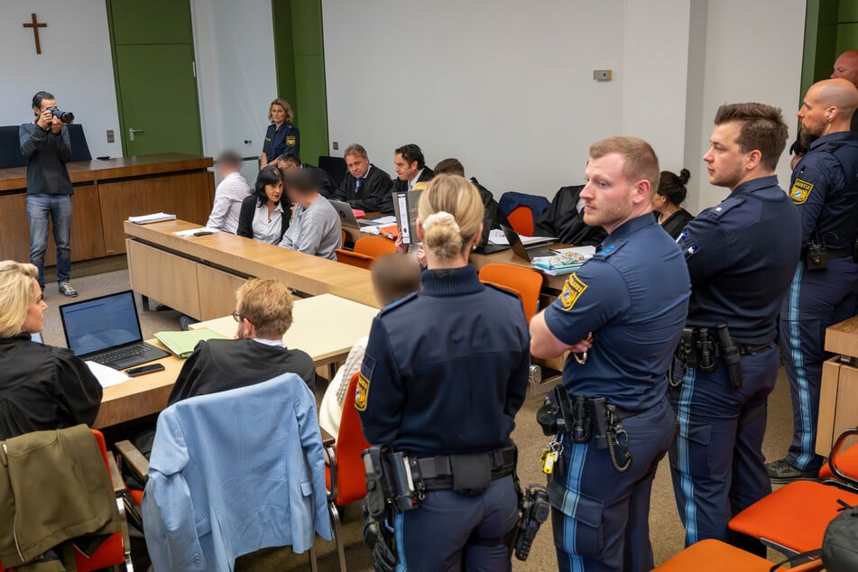 Vier Angeklagte sitzen im Gerichtssaal: Neben der 58-Jährigen geht es in dem Prozess auch um Vorwürfe gegen ihre Tochter, deren Lebensgefährten und einen Bekannten.