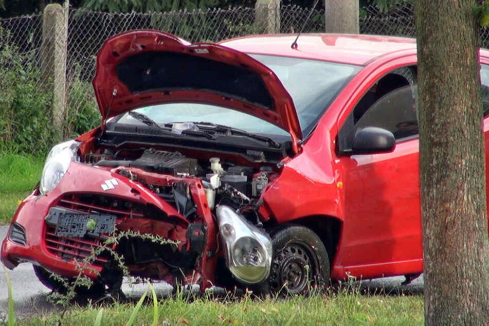 Der rote Suzuki, nachdem die Feuerwehr ihn aus dem Teich fischte.