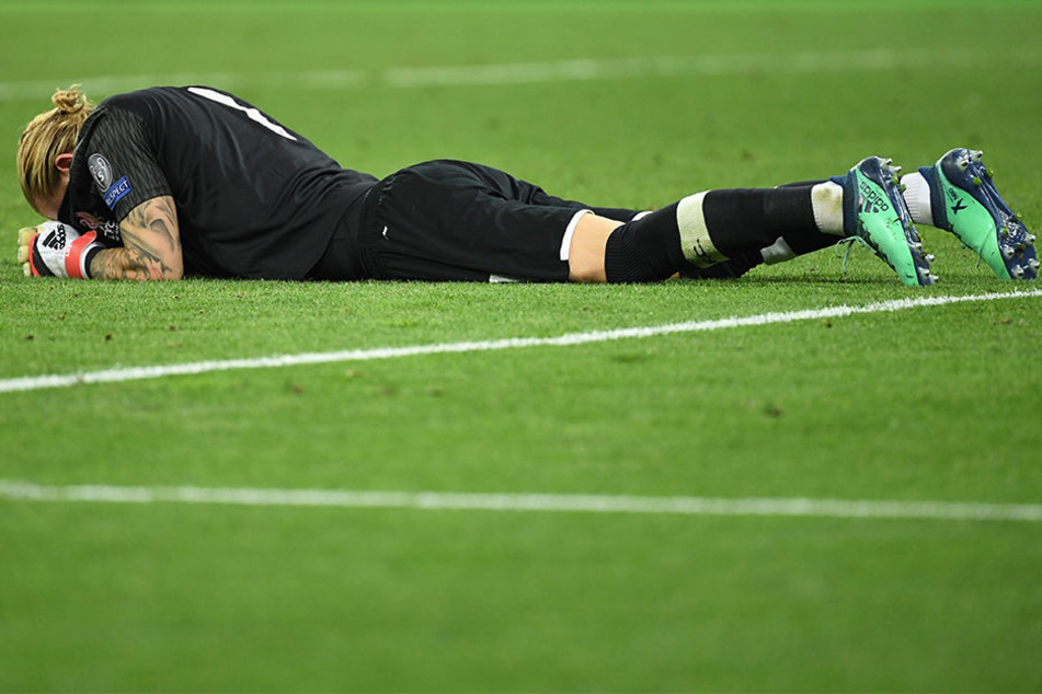 Loris Karius, Torwart des FC Liverpool, liegt nach dem Champions League-Finale gegen Real Madrid am Boden.