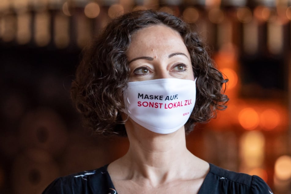 Berliner Wirtschaftssenatorin, trägt bei einer Pressekonferenz zu einer Kampagne der Wirtschaftssenatsverwaltung und von visitBerlin zur Sensibilisierung für Corona-Regeln in Gaststätten eine Maske mit der Aufschrift "Maske auf. Sonst Lokal zu.".