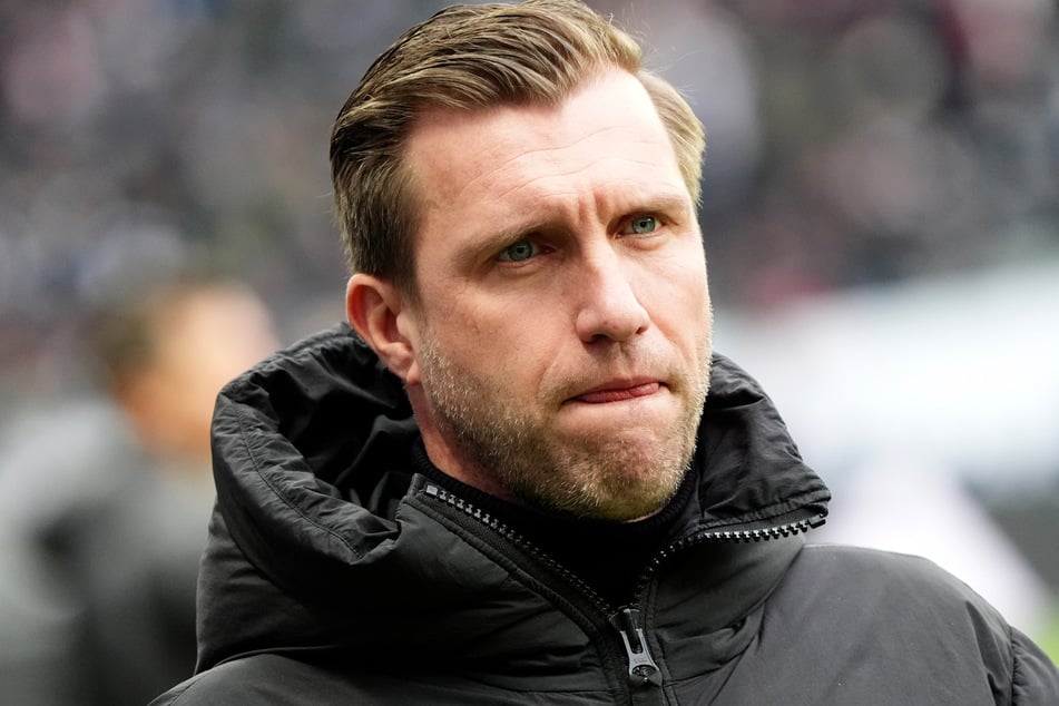 Eintracht Sportvorstand Markus Krösche (45) hatte sehr von Albert Riera geschwärmt, jetzt muss er den Trainer regelmäßig gegen Kritik verteidigen.