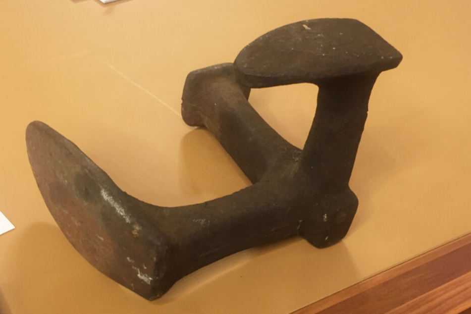 Tatwaffe soll dieser 5,4 Kilo schwere Amboss gewesen sein, den Schuster bei der Schuhreparatur einsetzen.