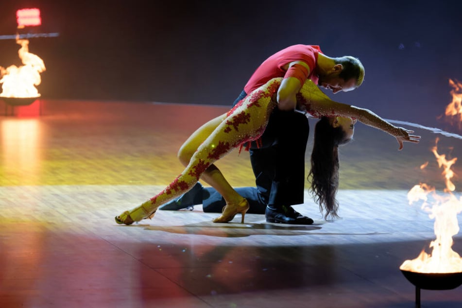 Die Profi-Tänzerin Renata Lusin und Promi-Tänzer Pascal Hens tanzen bei der Premiere der "Let's Dance - Die Live-Tour 2019" in der Westfalenhalle.