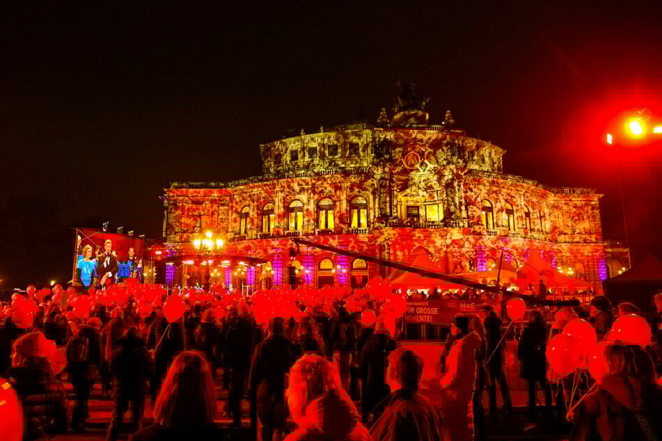 Der Theaterplatz schillerte ganz gleich der Kleiderfarbe der Debütantinnen in Rot.