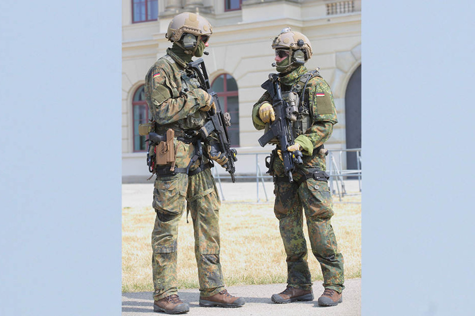 Wer hinter den Masken steckt, ist streng geheim.