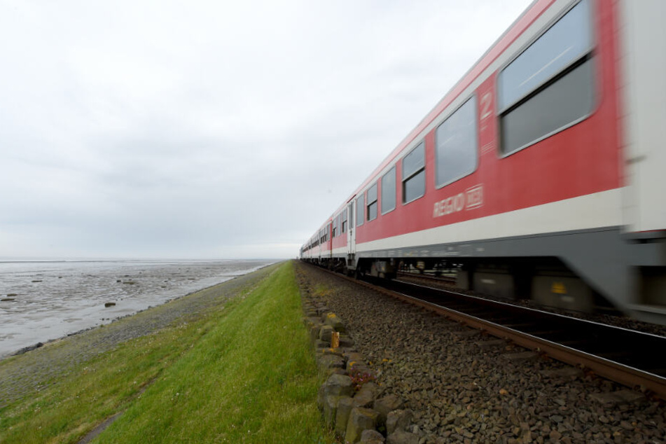 Die Züge nach Sylt fahren über einen Deich.