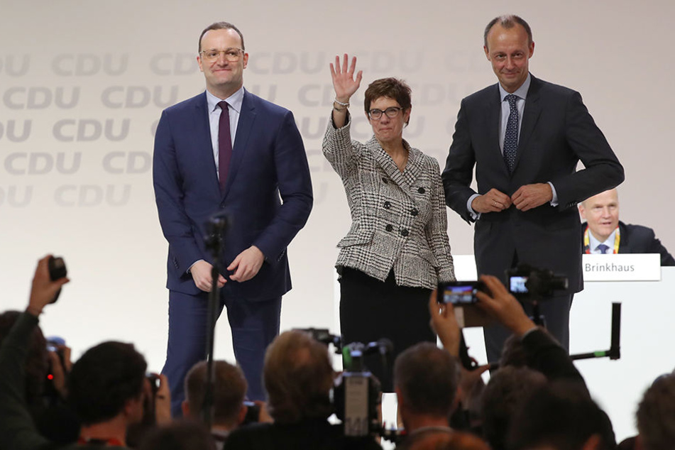 Nach der Wahl zur neuen Parteichefin holte AKK ihre Mitbewerber Merz (re.) und Spahn nochmal auf die Bühne. Sie seien für ihre Kandidatur wie eine "Rockband" durch Deutschland getourt.