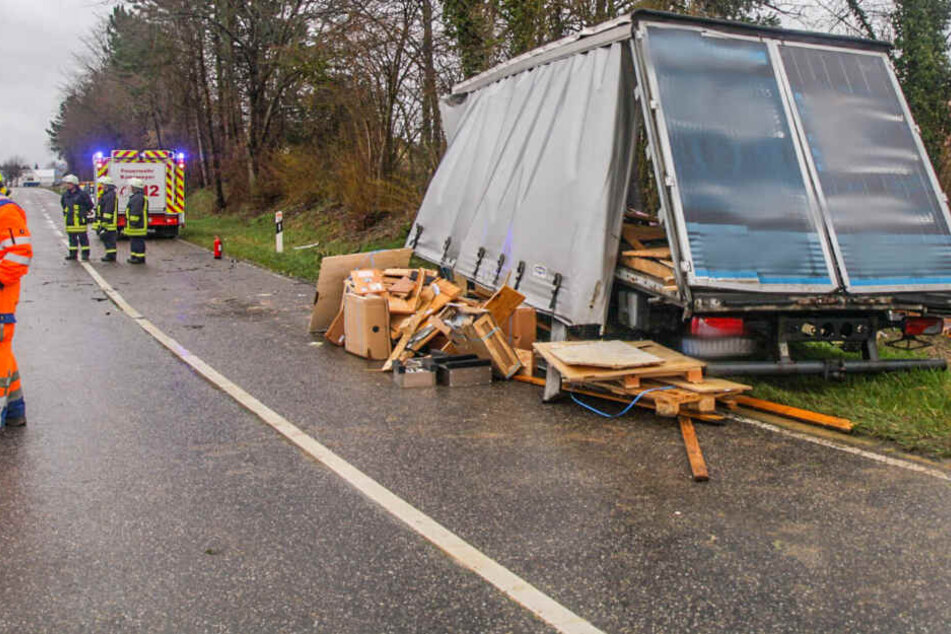 Durch die Wucht des Aufpralls platzte der Lkw an allen Seiten auf.