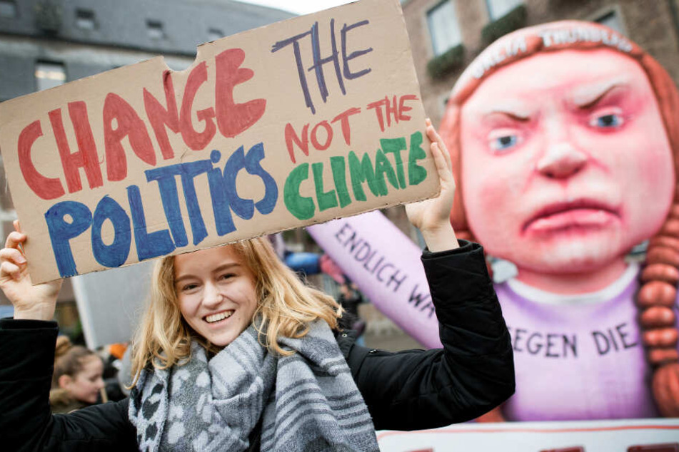 Schüler beteiligen sich an der "Fridays for Future" - Klimademonstration in der Düsseldorfer Innenstadt.