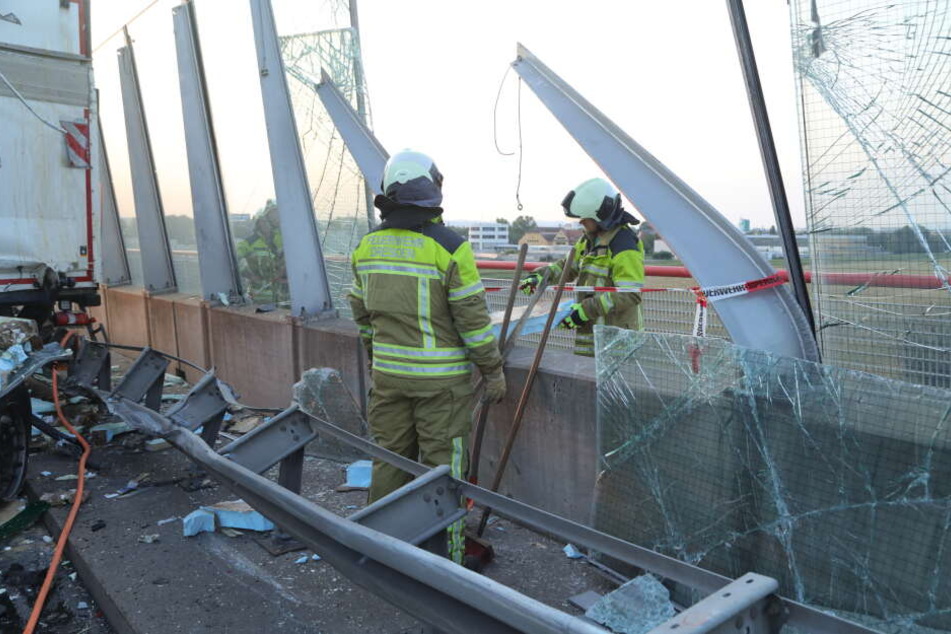 Auch die Schallschutzwand auf der Elbbrücke wurde teilweise zerstört.