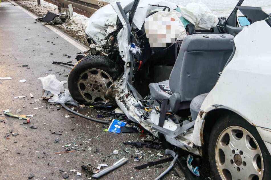 Das Foto zeigt den zertrümmerten Mercedes auf der Staatsstraße 2274.