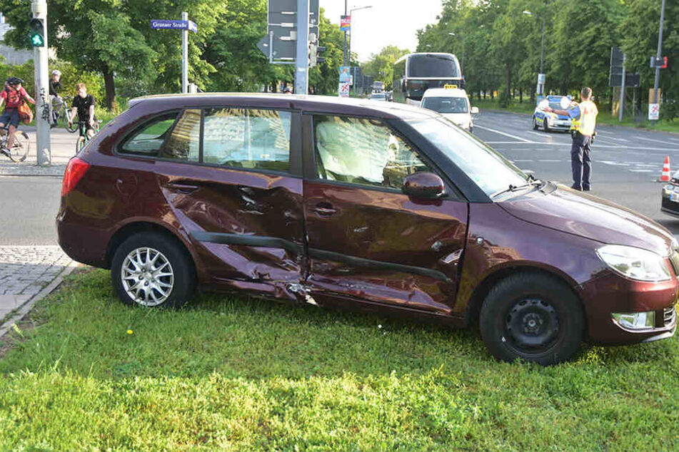Der Skoda Octavia wurde an der rechten Seite getroffen.