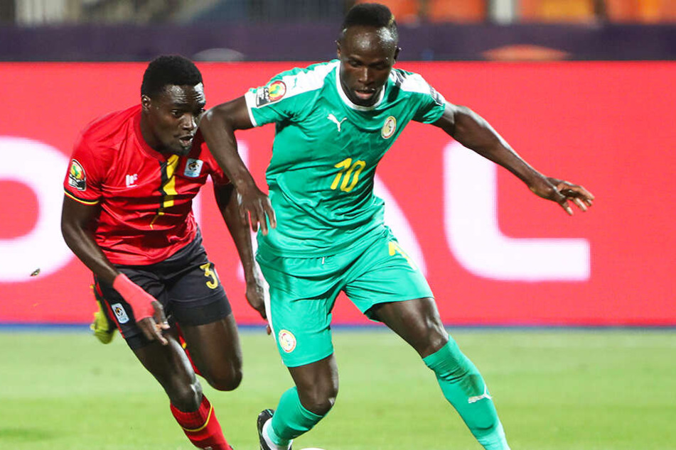 Sadio Mané (l.) schoss den Senegal durch sein Tor zum entscheidenden 1:0 gegen Uganda ins Viertelfinale des Afrika-Cups.