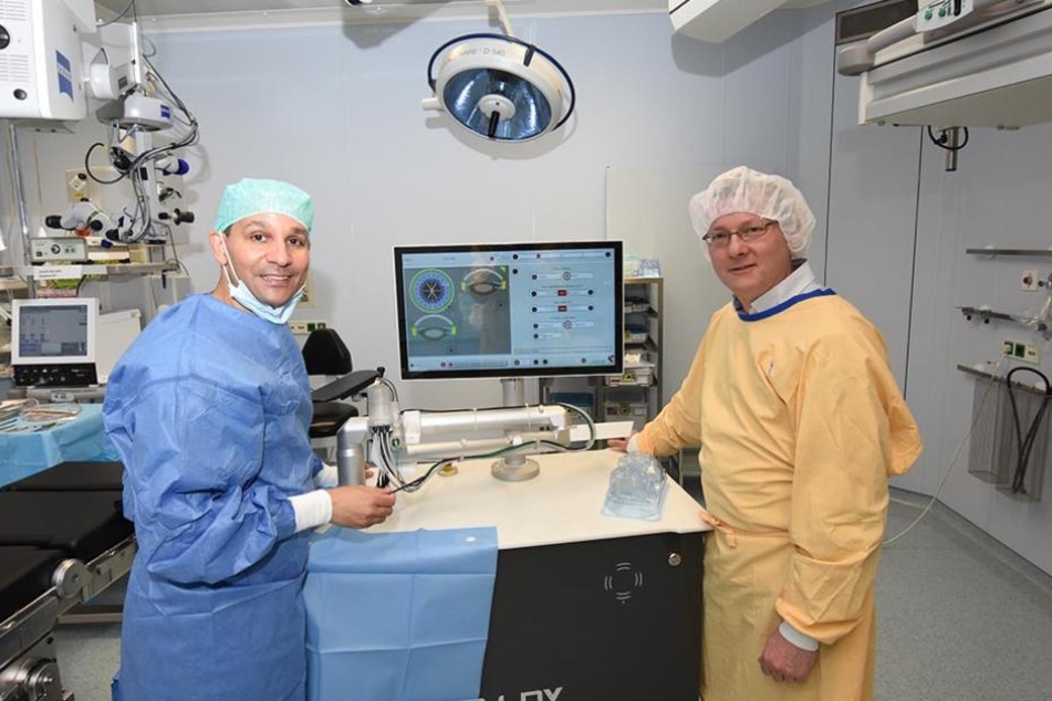 Professor Frederik Raiskup (l.) und Patient Steffen Mauer schauten sich 
am Montag nach erfolgreicher OP den Laser an.