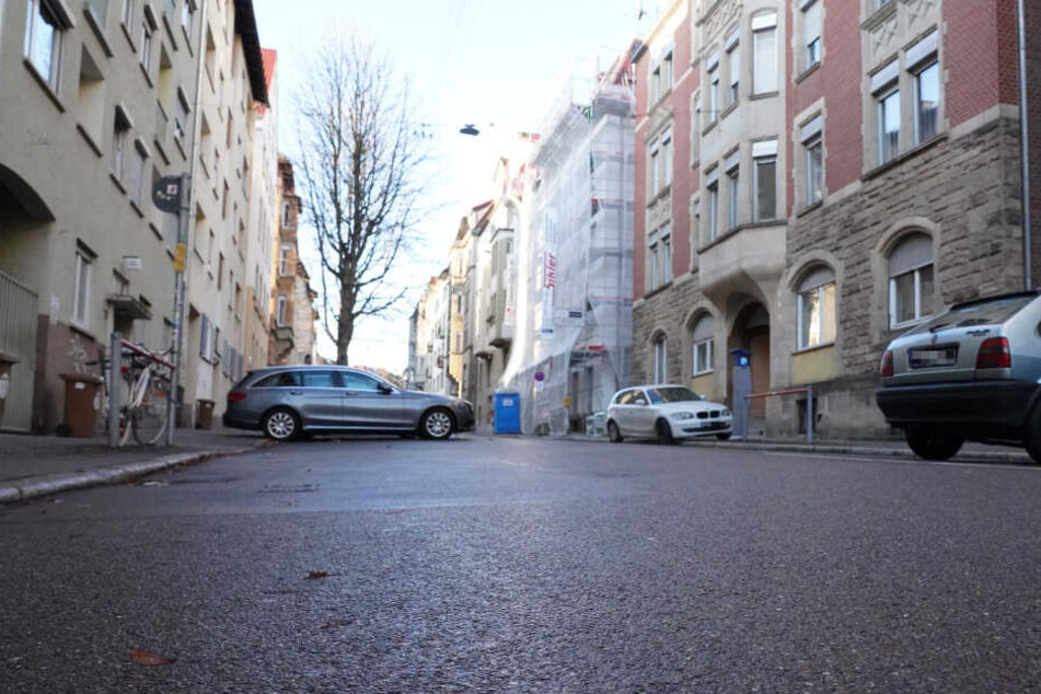 Der Tatverdächtige soll die Frau auf offener Straße niedergestochen haben.