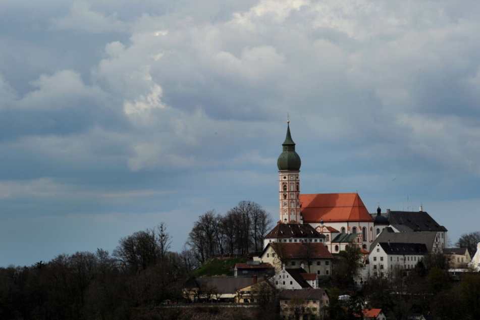 Das Kloster Andechs mit der Wallfahrtskirche. Der angeschlossenen Biergarten wurde umgebaut.