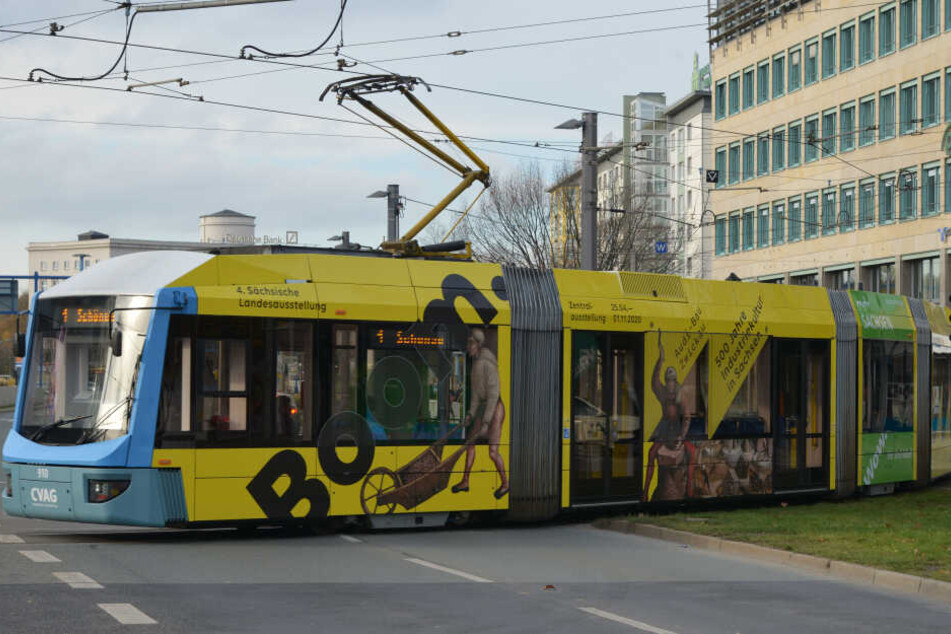 Beklebt, hält, rollt: Die "fertige" Variobahn fährt nun mit der gelben Landesausstellungs-Werbung durch die Stadt.