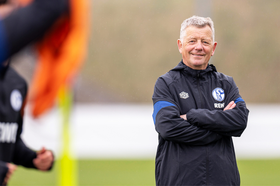 Peter Hermann (70), gerade erst mit dem FC Schalke 04 in die Bundesliga aufgestiegen, ist neu im BVB-Trainerteam.