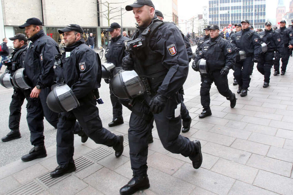 Polizisten patrouillieren in der Kieler Innenstadt. (Archivbild)