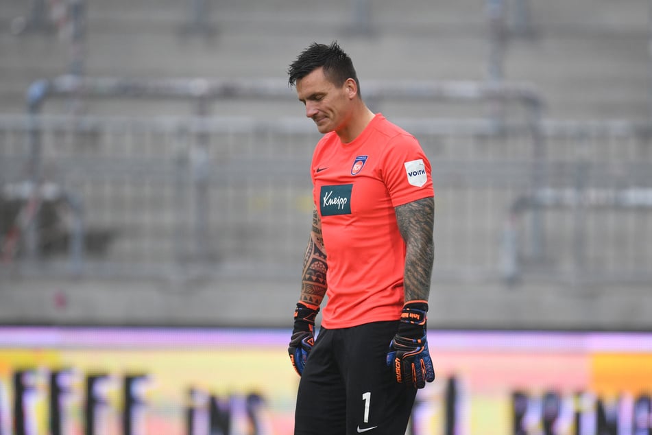 Heidenheims Torwart Kevin Müller ist nach dem Schlusspfiff und der 2:4-Niederlage beim FC St. Pauli enttäuscht.