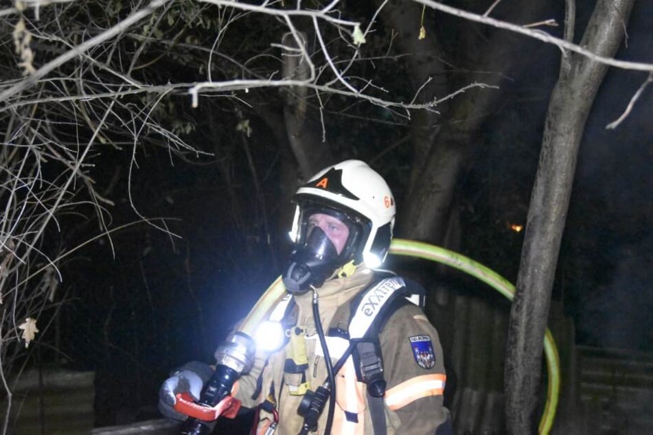 Die Einsatzleute trugen spezielle Schutzkleidung.