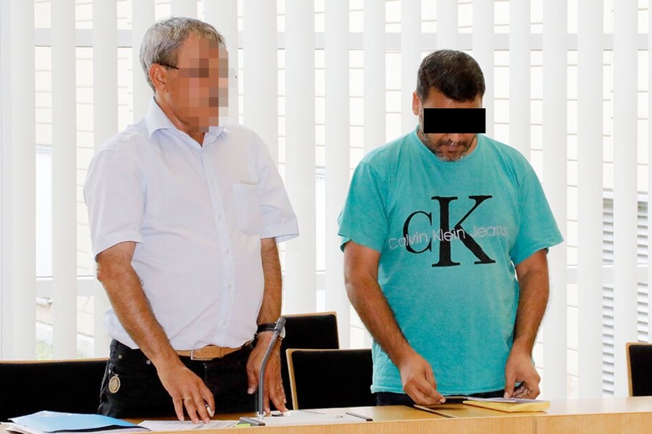 Ahmad A (46, rechts) musste sich am Mittwoch wegen Zwangsheirat vor dem Chemnitzer Amtsgericht verantworten.